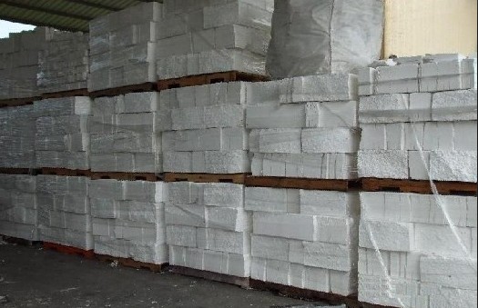 泡沫塑料污染与回收解决方案：EPS压实机的作用